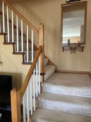 909 S 8th Avenue, Vinton, IA 52349