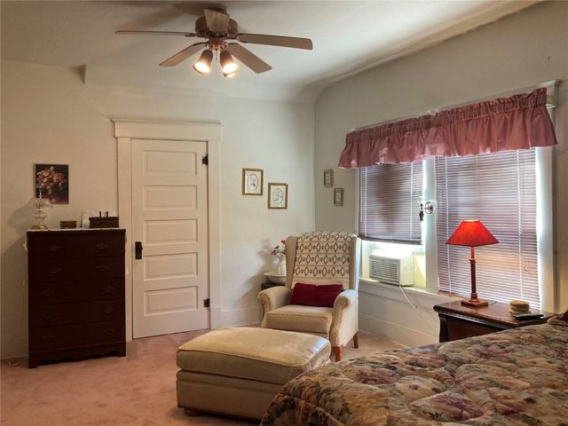 909 S 8th Avenue, Vinton, IA 52349