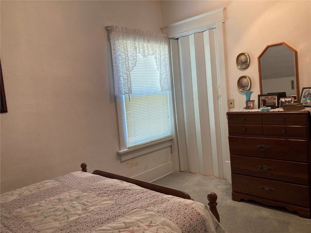 909 S 8th Avenue, Vinton, IA 52349