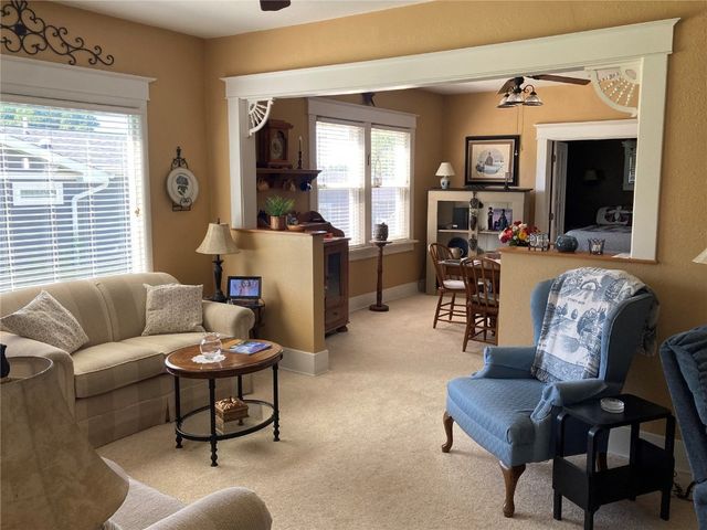 909 S 8th Avenue, Vinton, IA 52349