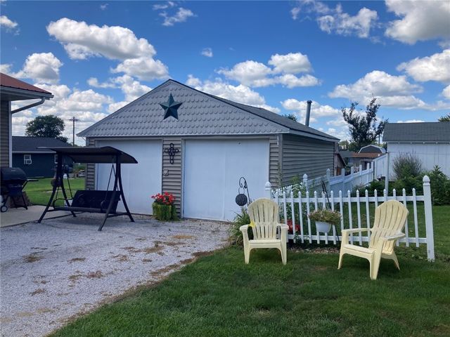 909 S 8th Avenue, Vinton, IA 52349