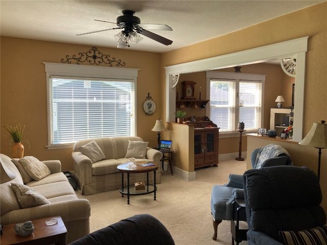 909 S 8th Avenue, Vinton, IA 52349