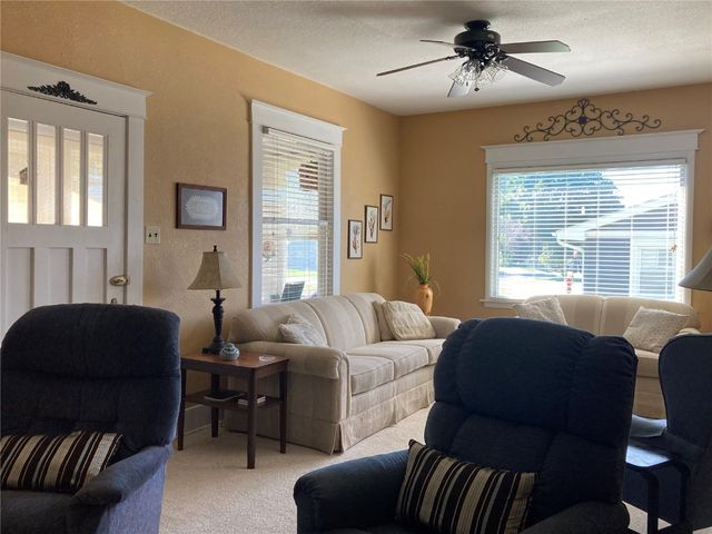 909 S 8th Avenue, Vinton, IA 52349