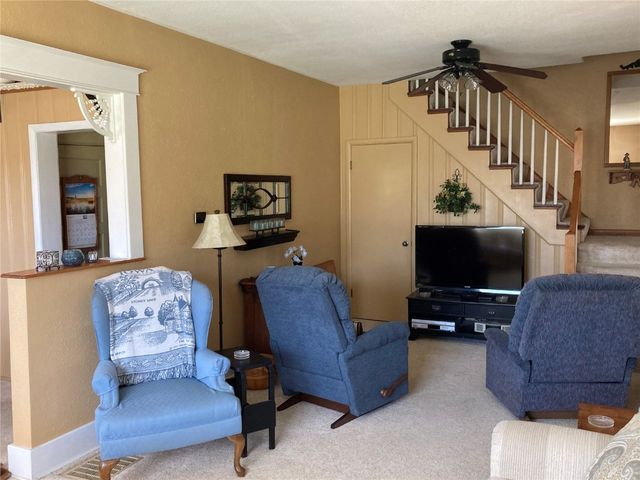 909 S 8th Avenue, Vinton, IA 52349