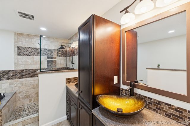 17065 Honeysuckle Lane, Claremore, OK 74019