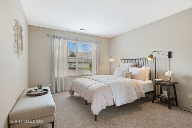 52 Sterling Circle 103, Wheaton, IL 60189