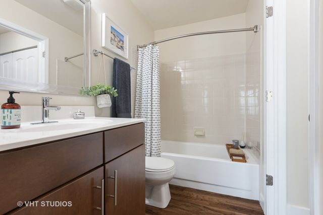 52 Sterling Circle 103, Wheaton, IL 60189