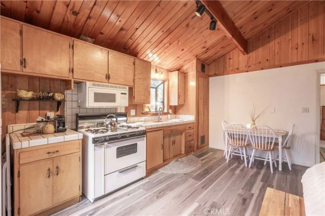 107 E Aeroplane, Big Bear City, CA 92314