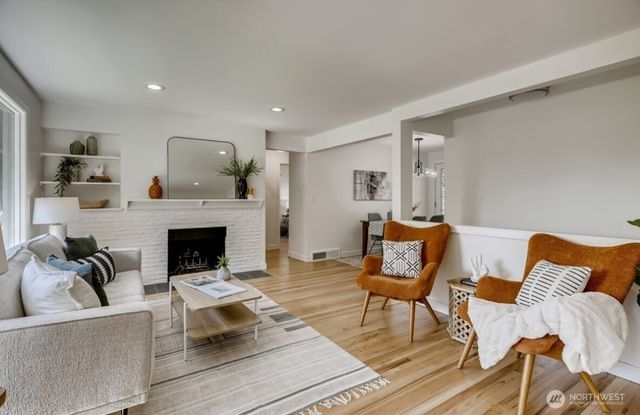 102 NW 43rd Street, Seattle, WA 98107