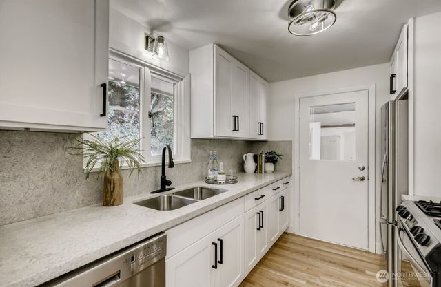 102 NW 43rd Street, Seattle, WA 98107