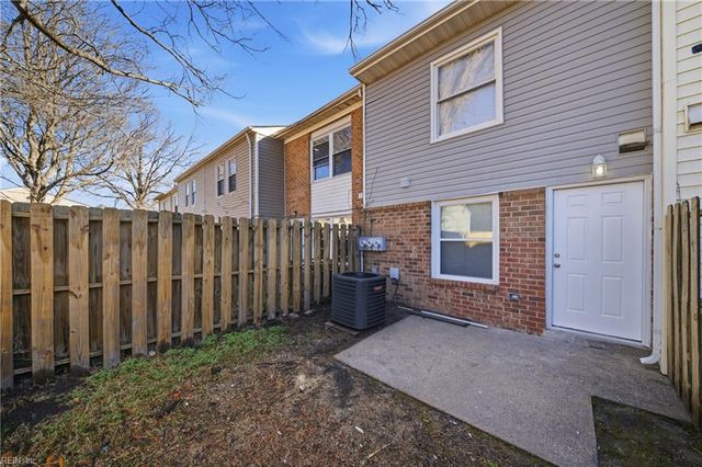 1661 Darren CIR, Portsmouth, VA 23701