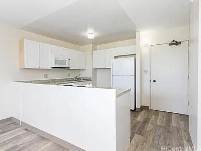 3045 Ala Napuaa Place 406, Honolulu, HI 96818