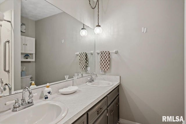 2 LINDA Lane, Taylorville, IL 62568