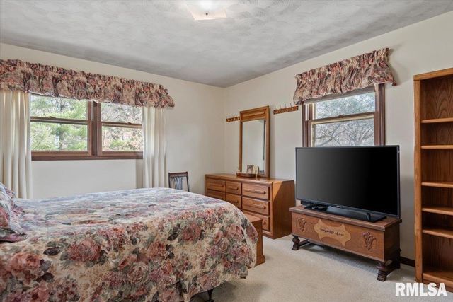 2 LINDA Lane, Taylorville, IL 62568