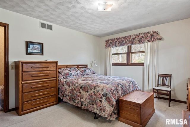 2 LINDA Lane, Taylorville, IL 62568