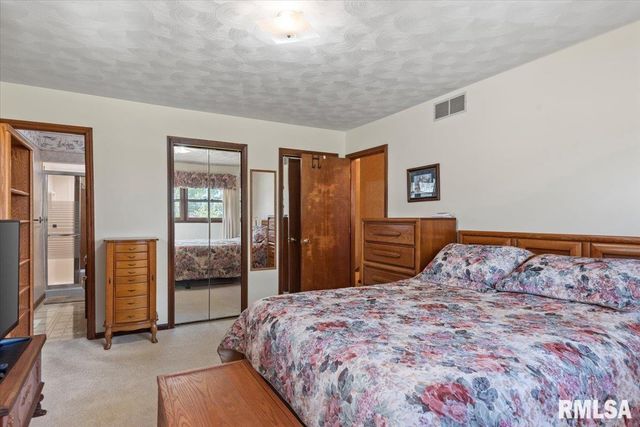 2 LINDA Lane, Taylorville, IL 62568