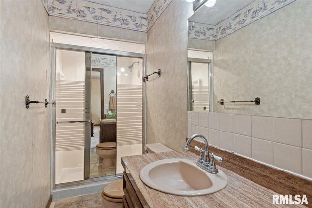 2 LINDA Lane, Taylorville, IL 62568