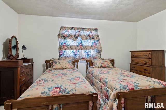 2 LINDA Lane, Taylorville, IL 62568