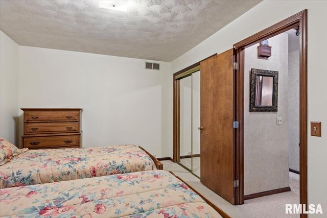 2 LINDA Lane, Taylorville, IL 62568