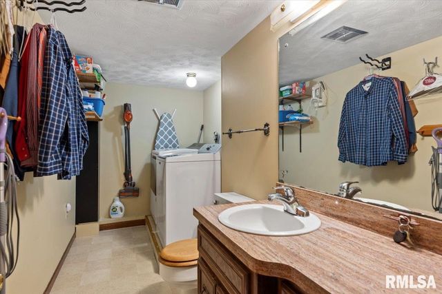 2 LINDA Lane, Taylorville, IL 62568