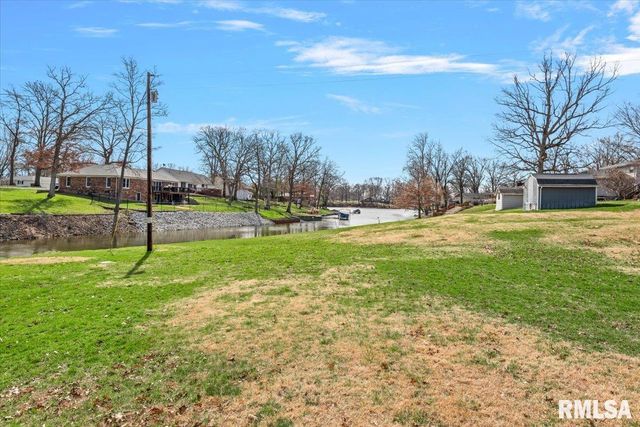 2 LINDA Lane, Taylorville, IL 62568