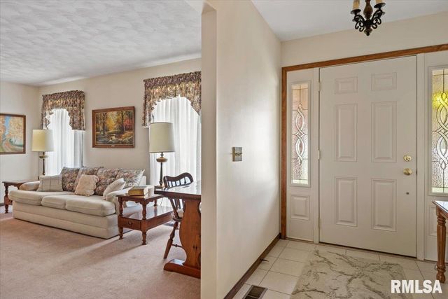 2 LINDA Lane, Taylorville, IL 62568