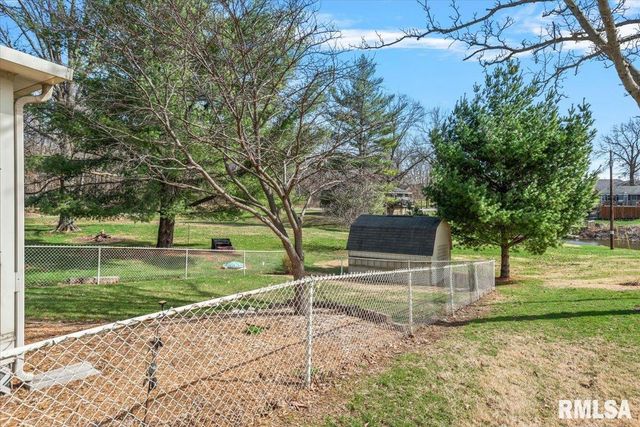 2 LINDA Lane, Taylorville, IL 62568