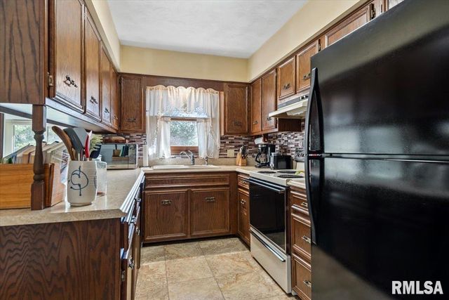 2 LINDA Lane, Taylorville, IL 62568