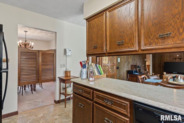 2 LINDA Lane, Taylorville, IL 62568