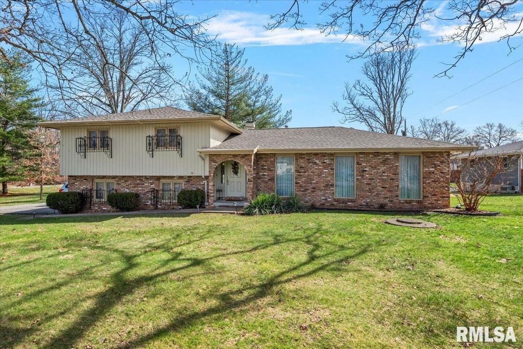 2 LINDA Lane, Taylorville, IL 62568