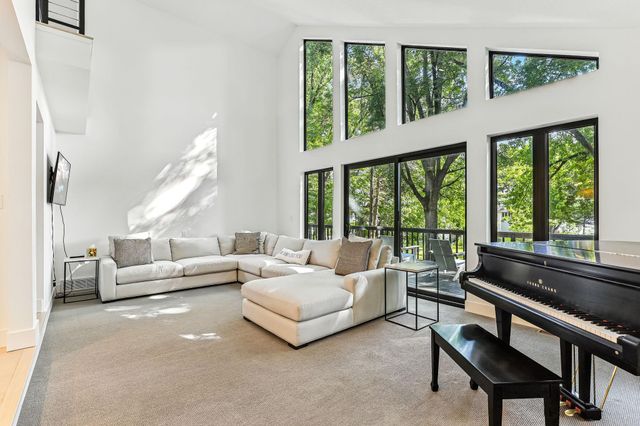 3 Crescent St, Wayzata, MN 55391