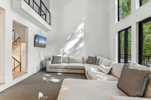 3 Crescent St, Wayzata, MN 55391