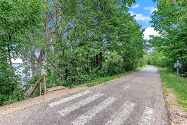 3 Crescent St, Wayzata, MN 55391