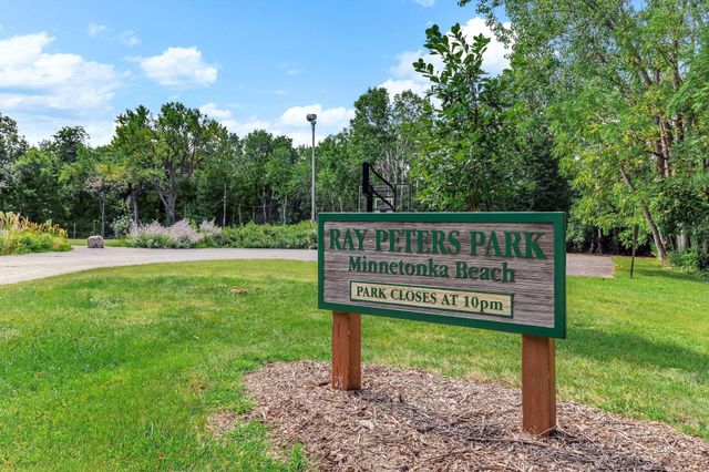 3 Crescent St, Wayzata, MN 55391
