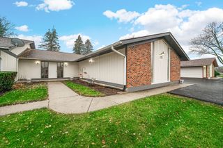 913 Wiltshire Drive A, Mchenry, IL 60050