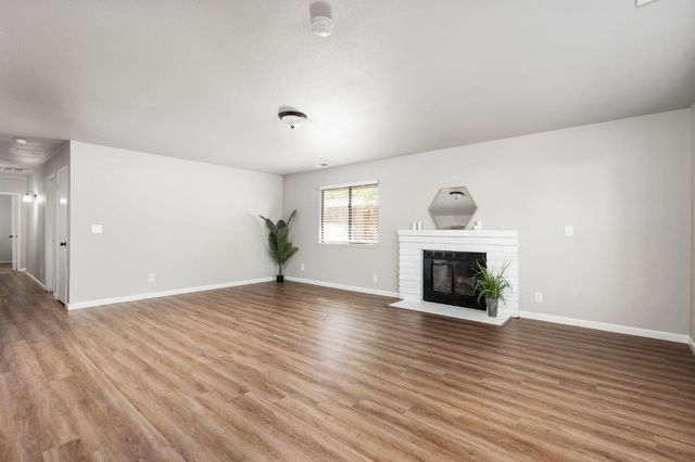 3099 Ezie Avenue, Clovis, CA 93611