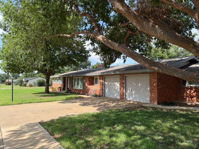 1901 Avenue R, Tahoka, TX 79373