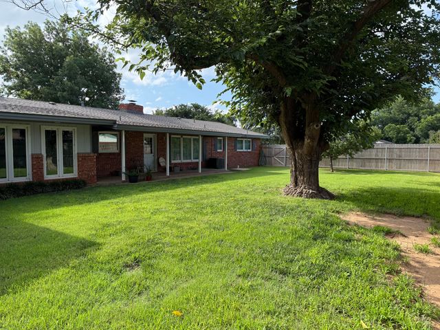 1901 Avenue R, Tahoka, TX 79373