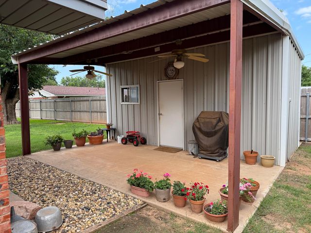 1901 Avenue R, Tahoka, TX 79373