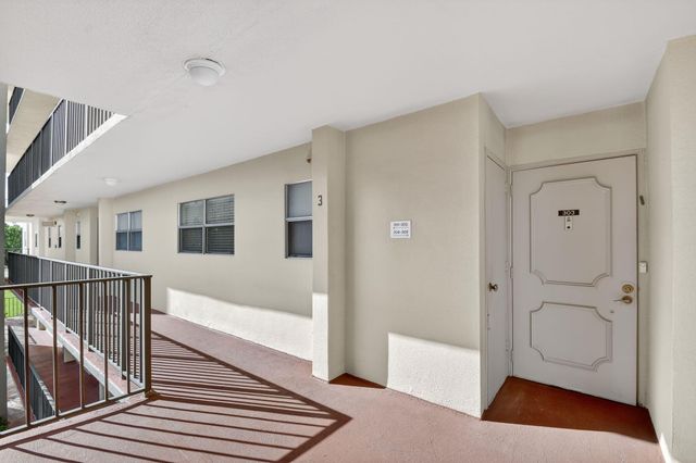 3524 Via Poinciana 303, Lake Worth, FL 33467