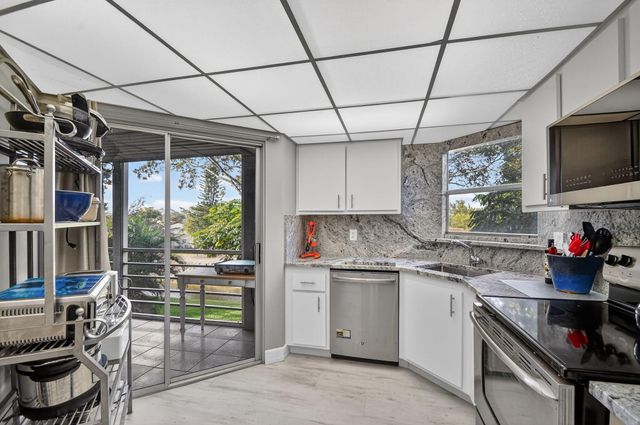 3524 Via Poinciana 303, Lake Worth, FL 33467