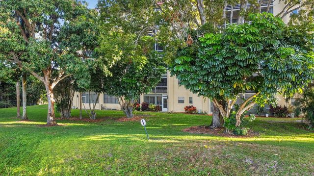 3524 Via Poinciana 303, Lake Worth, FL 33467