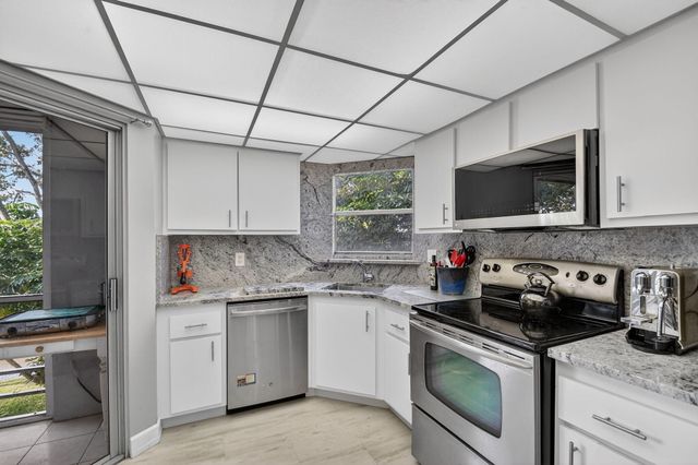 3524 Via Poinciana 303, Lake Worth, FL 33467