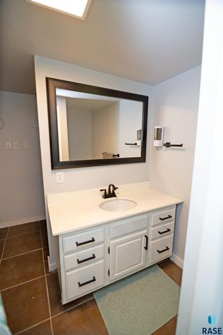 1915 N Wayland Ave Ave Avenue, Sioux Falls, SD 57103