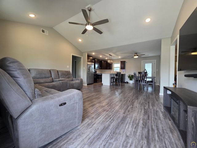 3334 SE 23rd ST, Topeka, KS 66605