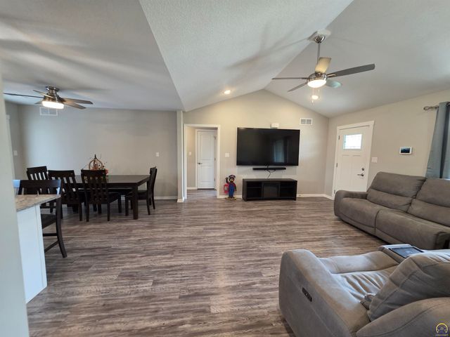 3334 SE 23rd ST, Topeka, KS 66605