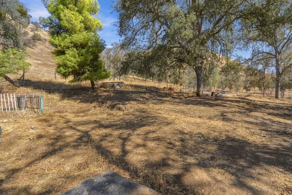 Image 11 of property listing at 38152 Ruth Hill Road, Yokuts Valley, CA 93675