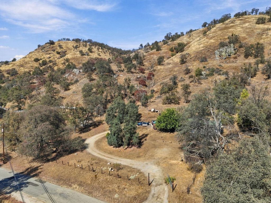 Image 17 of property listing at 38152 Ruth Hill Road, Yokuts Valley, CA 93675