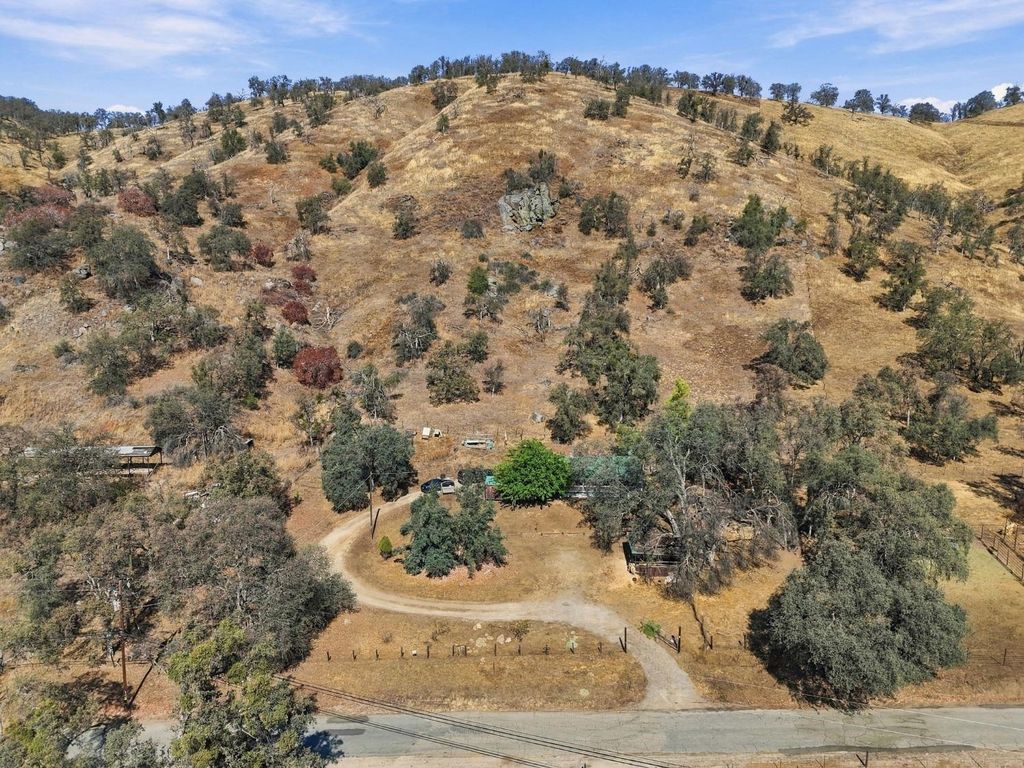 Image 19 of property listing at 38152 Ruth Hill Road, Yokuts Valley, CA 93675