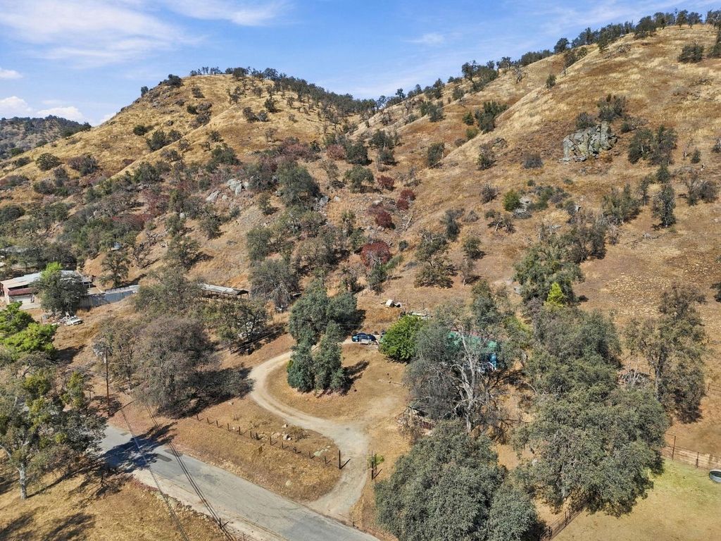 Image 20 of property listing at 38152 Ruth Hill Road, Yokuts Valley, CA 93675